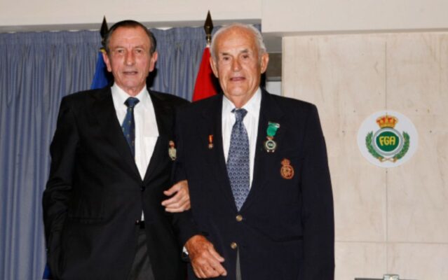 D. Angel de la Riva junto a D. Fernando Gouizueta en la entrega de la medalla al merito de golf